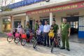 Trao tặng xe đạp cho học sinh nghèo vượt khó
